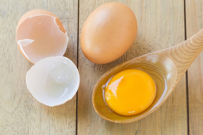 Húp trứng gà sống có tác dụng gì